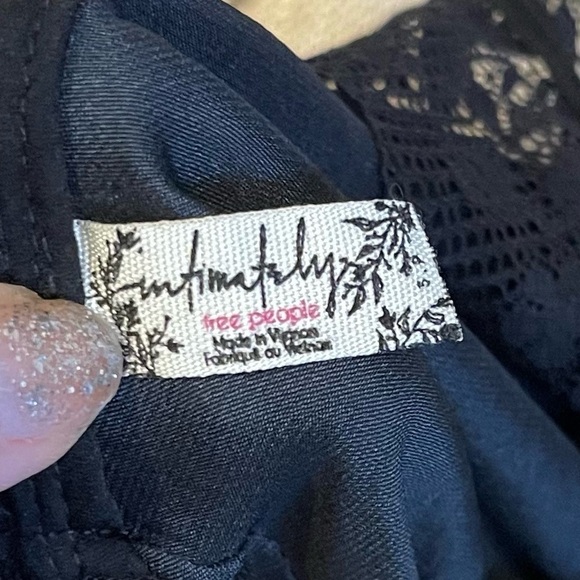 AV: Intimately Free People Black Lace Camisole Sz S per measurements No size tag - Picture 6 of 8